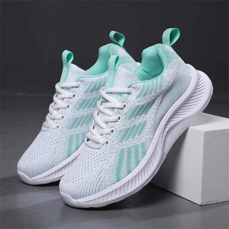 Tênis de corrida feminino verde primavera .